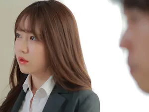 để trả đũa ông chồng địt trộm, người vợ vụng trộm cho bệnh nhân làm tình khi người chồng đang phía sau