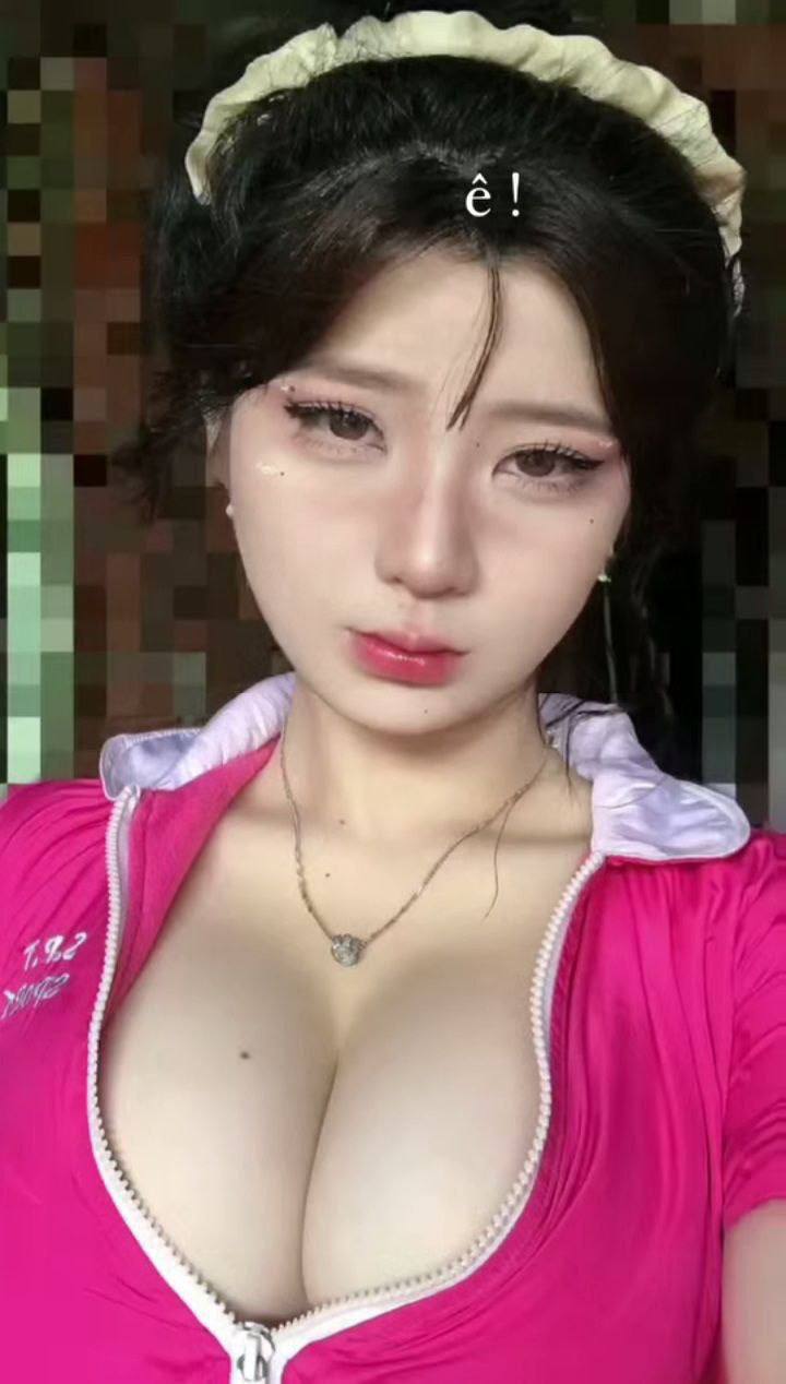 Tối nay tôi sẽ hẹn hai cô gái trẻ để quan hệ tay ba. Tôi đã chuẩn bị hai bộ đồ gợi cảm. Tôi nhấc mông lên và chạm vào âm hộ của mình. Sau khi tắm xong, tôi thay nhau nằm trên ghế sofa quan hệ tình dục.